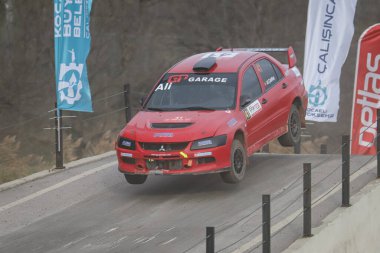 KOCAELI, TURKEY - 26 Aralık 2021: Ali Catalbas, Türkiye Rallycross Şampiyonası sırasında Mitsubishi Lancer Evo IX 'i GP Garaj My Team' e götürdü.