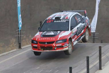 KOCAELI, TURKEY - 26 Aralık 2021: Erhan Akbas, Türkiye Rallycross Şampiyonası sırasında GP Garajı My Team of GP 'den Mitsubishi Lancer Evo IX' i sürüyor.
