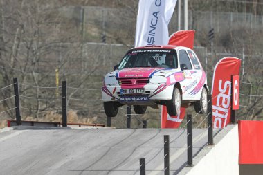 KOCAELI, TURKEY - 26 Aralık 2021: Özlem Uludağ Gülcan, Türkiye Rallycross Şampiyonası sırasında Nissan Micra 'yı sürüyor.