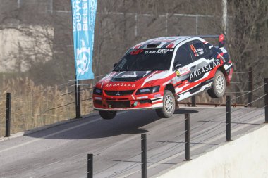 KOCAELI, TURKEY - 26 Aralık 2021: Erhan Akbas, Türkiye Rallycross Şampiyonası sırasında GP Garajı My Team of GP 'den Mitsubishi Lancer Evo IX' i sürüyor.