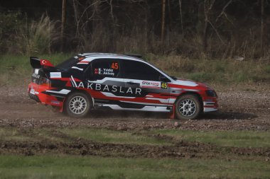 KOCAELI, TURKEY - 26 Aralık 2021: Erhan Akbas, Türkiye Rallycross Şampiyonası sırasında GP Garajı My Team of GP 'den Mitsubishi Lancer Evo IX' i sürüyor.