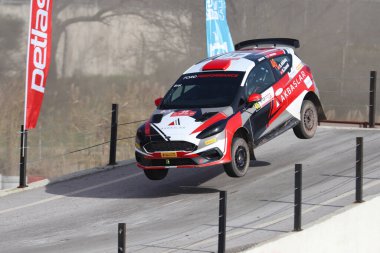 KOCAELI, TURKEY - 26 Aralık 2021: Erol Akbas, Türkiye Rallycross Şampiyonası sırasında Ford Fiesta Rally3 takımını sürdü.