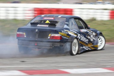 KOCAELI, TURKEY - 26 Aralık 2021: Türkiye Rallycross Şampiyonası sırasında Drift araba performansı.