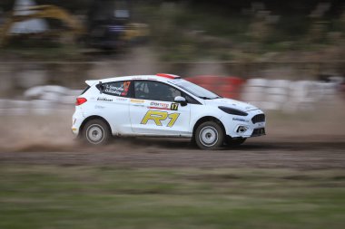 KOCAELI, TURKEY - 26 Aralık 2021: Levent Sapcilar Türkiye Rallycross Şampiyonası sırasında Ford Fiesta R1T 'yi sürdü.