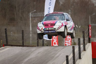 KOCAELI, TURKEY - 26 Aralık 2021: Özlem Uludağ Gülcan, Türkiye Rallycross Şampiyonası sırasında Nissan Micra 'yı sürüyor.