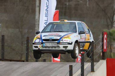 KOCAELI, TURKEY - 26 Aralık 2021: Elif Gizem Filiz, Türkiye Rallycross Şampiyonası sırasında Citroen Saxo VTS 'yi sürdü.