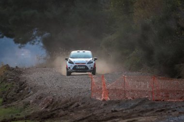 KOCAELI, TURKEY - 26 Aralık 2021: Burak Baslik, Türkiye Rallycross Şampiyonası sırasında Ford Fiesta R2 'yi sürüyor.