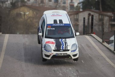 KOCAELI, TURKEY - 26 Aralık 2021: Irfan Tatlicilar Türkiye Rallycross Şampiyonası sırasında Ford Fiesta ST 'yi sürdü.