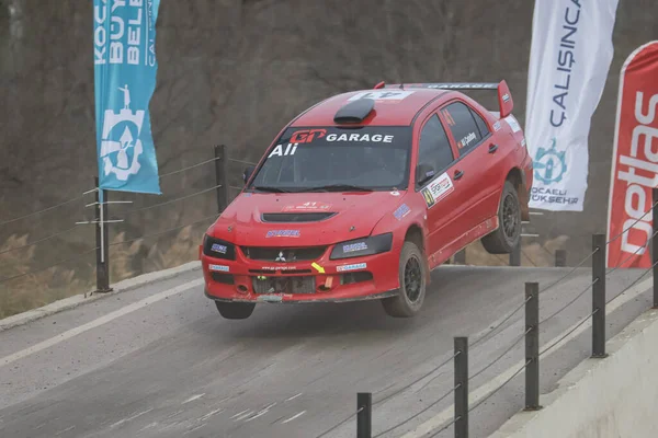 KOCAELI, TURKEY - 26 Aralık 2021: Ali Catalbas, Türkiye Rallycross Şampiyonası sırasında Mitsubishi Lancer Evo IX 'i GP Garaj My Team' e götürdü.