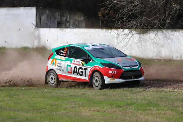 KOCAELI, TURKEY - 26 Aralık 2021: Serhan Turkkan, Türkiye Rallycross Şampiyonası sırasında Ford Fiesta R2 takımını sürüyor.