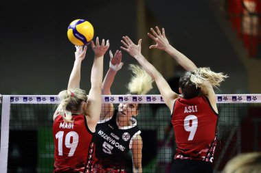 ISTANBUL, TURKEY - 13 Ocak 2022: Asli Kalac ve Madison Rishel, Burhan Felek Spor Salonu 'nda Türk Hava Yolları - Kuzeyboru Türk Kupası' na karşı oynanan karşılaşmada