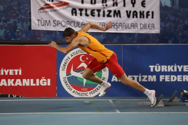 İSTANBUL, TURKEY - 16 HAZİRAN 2022: Türkiye Salon Atletizm Rekoru Yarışları sırasında koşan tanımlanamayan sporcu