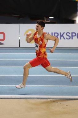 İSTANBUL, TURKEY - 16 HAZİRAN 2022: Türkiye Salon Atletizm Rekoru Yarışları sırasında koşan tanımlanamayan sporcu