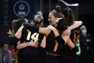 ISTANBUL, TURKEY - 17 Ocak 2022: Vakıfbank oyuncuları Vakıfbank Spor Salonu 'nda oynanan Türkiye Sultanlar Ligi maçında skor puanını kutluyorlar