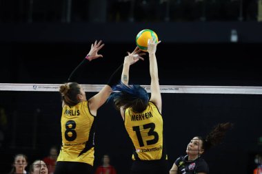 ISTANBUL, TURKEY - 20 HAZİRAN 2022: Meryem Boz ve Ayşe Melis Gurkaynak Vakıfbank vs LP Salo CEV Şampiyonlar Ligi Volley Maçı sırasında Vakıfbank Spor Salonu 'nda