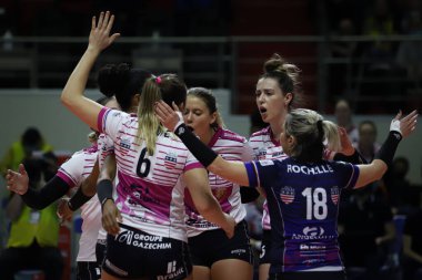 ISTANBUL, TURKEY - 15 Şubat 2022: Beziers Volley oyuncuları Burhan Felek Spor Salonu 'nda oynanan Fenerbahçe Opet CEV Şampiyonlar Ligi Volesi karşılaşmasında skor puanını kutluyorlar