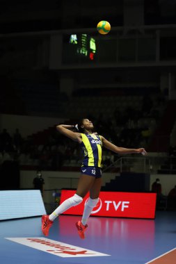 ISTANBUL, TURKEY - 15 Şubat 2022: Ana Cristina de Souza, Burhan Felek Spor Salonu 'nda Fenerbahçe Opet vs Beziers CEV Şampiyonlar Ligi Volesi karşılaşmasında görev yapıyor
