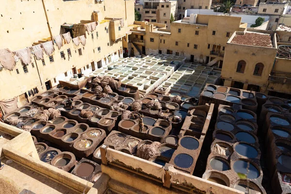 Fez Morocco Οκτωβριου 2021 Άνθρωποι Βάφουν Δέρμα Στο Chouara Tannery — Φωτογραφία Αρχείου