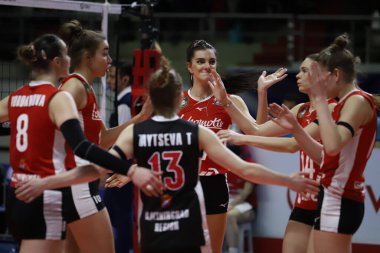 ISTANBUL, TURKEY - Şubat 03, 2022: Lokomotiv Kaliningrad oyuncuları Burhan Felek Spor Salonu 'nda SC Prometey CEV Şampiyonlar Ligi Volley Maçı' nda skor puanını kutluyorlar