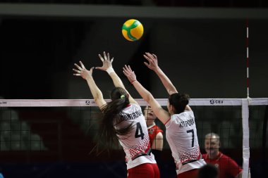 ISTANBUL, TURKEY - FEBRUARY 03, 2022: Nasya Dimitrova ve Lora Kitipova, Burhan Felek Spor Salonu 'nda SC Prometey - Lokomotiv Kalingrad CEV Şampiyonlar Ligi Volley Maçı sırasında