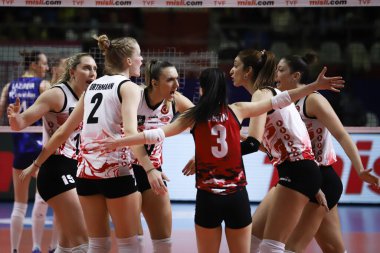 ISTANBUL, TURKEY - ŞUBAT 07, 2022: Türk Hava Yollari oyuncuları, Burhan Felek Spor Salonu 'nda oynanan Fenerbahçe Opet Türkiye Sultanlar Ligi karşılaşmasında skor puanını kutluyor