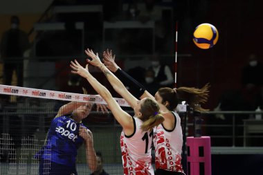 ISTANBUL, TURKEY - FEBRUARY 07, 2022: Burhan Felek Spor Salonu 'nda oynanan Türk Hava Yollari-Fenerbahçe Opet Türk Sultanlar Ligi karşılaşmasında Bahar Toksoy Guidetti ve Polen Uslupehthe Unver