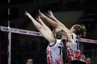 ISTANBUL, TURKEY - Şubat 2007, 2022: Madison Rishel ve Janset Cemre Erkul, Burhan Felek Spor Salonu 'nda Türk Hava Yollari-Fenerbahçe Opet Türkiye Sultanlar Ligi karşılaşmasında eylem halindeler