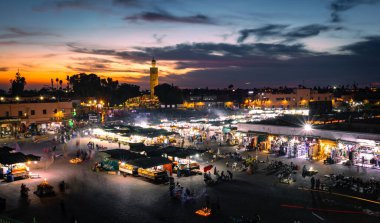 MARRAKESH, MOROCCO - NOVEMBER 02, 2021: Jemaa el-Fnaa 'daki insanlar, Marakeş' in ana meydanında yerel halk ve turistler tarafından kullanılıyor.