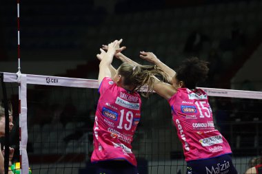 ISTANBUL, TURKEY - Şubat 02, 2022: Nika Daalderop ve Haleigh Washington, Burhan Felek Spor Salonu 'nda Türk Hava Yollari' nin Igor Gorgonzola Novara CEV Şampiyonlar Ligi Volley Maçı 'nda karşı karşıya