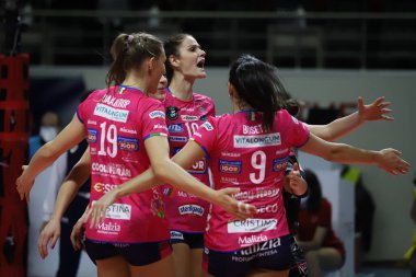 İSTANBUL, TURKEY - Şubat 02, 2022: İgor Gorgonzola Novara oyuncuları Burhan Felek Spor Salonu 'nda düzenlenen Türk Hava Yollari CEV Şampiyonlar Ligi Volley Maçı' nda skor puanını kutluyorlar