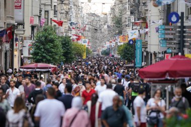 İSTANBUL, TURKIYE - 11 Haziran 2022: İstanbul 'un en popüler alışveriş ve eğlence merkezi olan Istiklal Caddesi' ndeki insanlar.