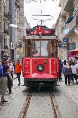 İSTANBUL, TURKIYE - 12 Haziran 2022: Istiklal Bulvarı 'ndaki tarihi kırmızı tramvay