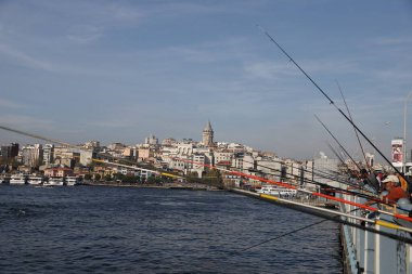 İSTANBUL, TURKEY - 23 Ekim 2021: Galata Köprüsü üzerinde balık tutan insanlar