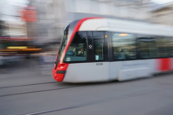 Istanbul Türkei April 2022 Straßenbahn Bringt Menschen Zum Kabatas Bahnhof — Stockfoto