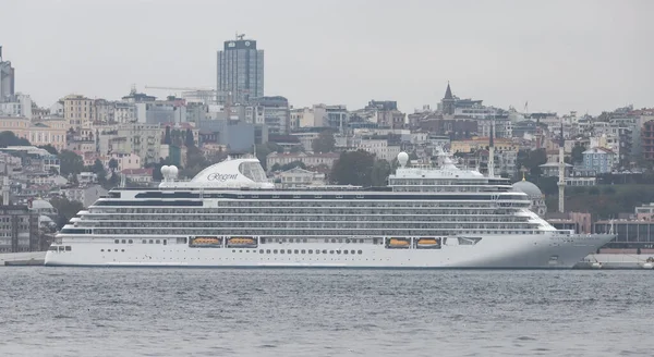 伊斯坦布尔 土耳其 2021年11月7日 在加拉塔港的摄政七海辉煌号游轮 — 图库照片