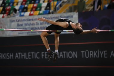 İSTANBUL, TURKEY - 19 Şubat 2022: Atakoy Atletizm Arenasında düzenlenen Türkiye Olimpiyat Hazırlık Merkezi Atletizm Festivali sırasında tanımlanamayan yüksek atlama sporcuları