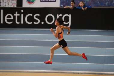 İSTANBUL, TURKEY - 19 Şubat 2022: Atakoy Atletizm Arenasında Türkiye Olimpiyat Hazırlık Merkezi Atletizm Festivali sırasında koşan tanımlanamayan sporcu