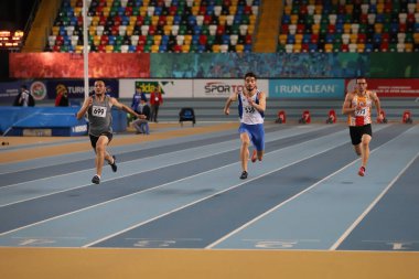 İSTANBUL, TÜRKEYE - 19 Şubat 2022: Atakoy Atletizm Arenasında Türkiye Olimpiyat Hazırlık Merkezi Sporcuları Festivali sırasında koşan sporcular