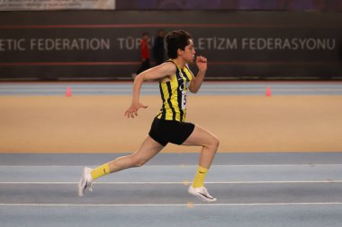 İSTANBUL, TURKEY - 19 Şubat 2022: Atakoy Atletizm Arenasında Türkiye Olimpiyat Hazırlık Merkezi Atletizm Festivali sırasında koşan tanımlanamayan sporcu