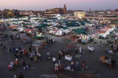 MARRAKESH, MOROCCO - 29 Ekim 2021: Jemaa el-Fnaa 'da Marakeş' in yerli ve turistler tarafından kullanılan ana meydanı