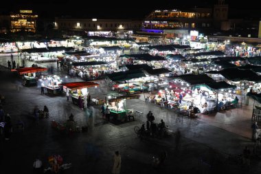 MARRAKESH, MOROCCO - 29 Ekim 2021: Jemaa el-Fnaa 'da Marakeş' in yerli ve turistler tarafından kullanılan ana meydanı