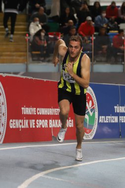 İSTANBUL, TURKEY - 27 Şubat 2022: Atakoy Atletizm Arenası 'nda Türkiye Salon Atletizm Şampiyonası sırasında koşan tanımlanamayan sporcu