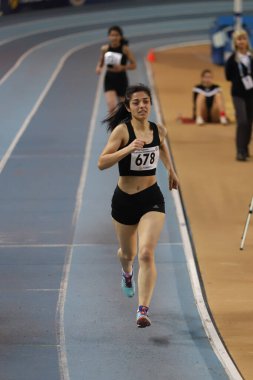 İSTANBUL, TURKEY - 26 Şubat 2022: Atakoy Atletizm Arenasında Türkiye Salon Atletizm Şampiyonası sırasında koşan sporcular