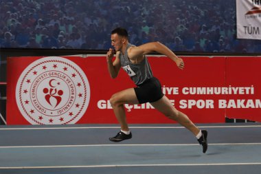 İSTANBUL, TURKEY - 26 Şubat 2022: Atakoy Atletizm Arenası 'nda Türkiye Salon Atletizm Şampiyonası sırasında koşan tanımlanamayan sporcu