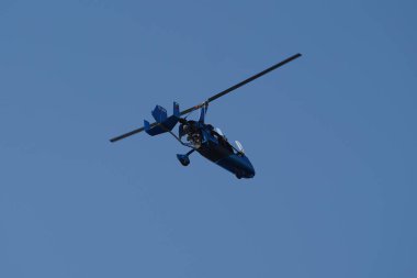 IZMIR, TURKIYE - Eylül 03, 2022: İzmir Havacılık Kulübü AutoGyro MTOsport İzmir üzerinde uçuyor