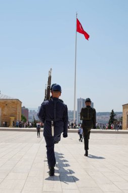 ANKARA, TURKIYE - HAZİRAN 05, 2022: Türkiye Cumhuriyeti 'nin kurucusu ve ilk cumhurbaşkanı Atatürk' ün mozolesi olan Anitkabir 'de nöbetçi seremonisinin değiştirilmesi için yürüyen askerler.