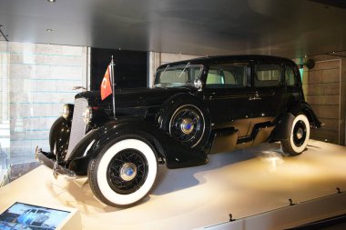 ANKARA, TURKIYE - HAZİRAN 05, 2022: Anitkabir 'de Atatürk' ün arabası Atatürk 'ün mozolesi, Türkiye Cumhuriyeti' nin kurucusu ve ilk cumhurbaşkanı.