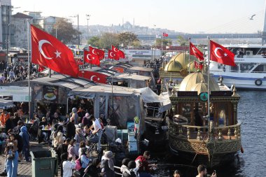 İSTANBUL, TURKEY - 23 Ekim 2021: Eminonu Meydanı 'nda balık satan balıkçı tekneleri
