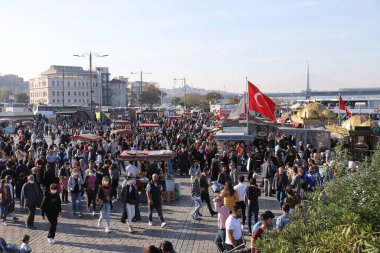 İSTANBUL, TURKEY - 23 Ekim 2021: Eminonu Meydanı 'nda balık satan balıkçı tekneleri