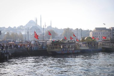 İSTANBUL, TURKEY - 23 Ekim 2021: Eminonu Meydanı 'nda balık satan balıkçı tekneleri